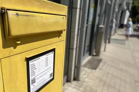 Der Postbriefkasten in der Zweibrücker Rosengartenstraße weist jetzt zwei QR-Codes auf. Der Postbriefkasten in der Zweibrücker Rosengartenstraße weist jetzt zwei QR-Codes auf.