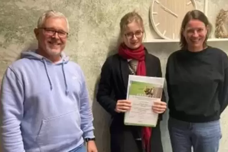 Am Schwerd-Gymnasium: Die Fachlehrer Christian Stobbe und Imke Figura ehren die erfolgreiche Sch&uuml;lerin. 
