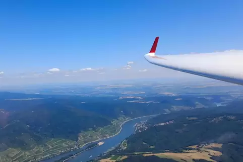 Das Foto schoss Charly Müller über dem Mittelrheintal mit Blick Richtung Ingelheim und Bingen. 