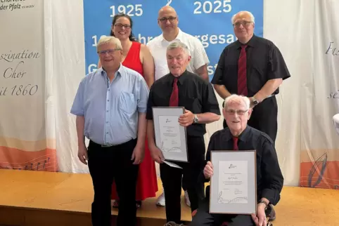 Karl Feulner (sitzend) und Adolf Freer (links daneben) sind bei der Jubiläumsfeier des Gemischten Chors Hengstbach jeweils für 2