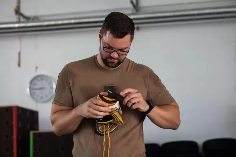 Kompaniechef Jannik reinigt sogar das Profil seiner Schuhsohlen mit einer Zahnb&uuml;rste. 