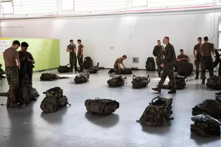 Die Packaktion ist durch und durch strukturiert. Jeder Kleiderhaufen hat seinen Platz.