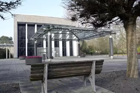 Hauptfriedhof in Ludwigshafen mit Trauerhalle. 