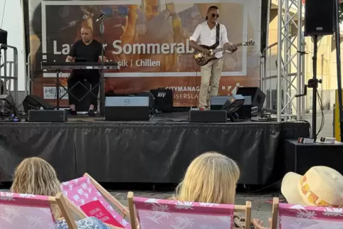 Die Liegestühle sind rosa, die Musik auf der Bühne Pop, Soul, Rock und Jazz: Ty Le Blanc mit Band bei den „Lautrer Sommerabenden