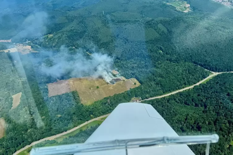 Pilot Thomas H&ouml;rauf entdeckt das Feuer aus der Luft. 