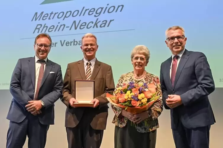 Über Parteigrenzen hinweg als Ratgeber gefragt: Manfred Schwarz (Zweiter von links) mit Verbandsdirektor Ralph Schlusche (links)