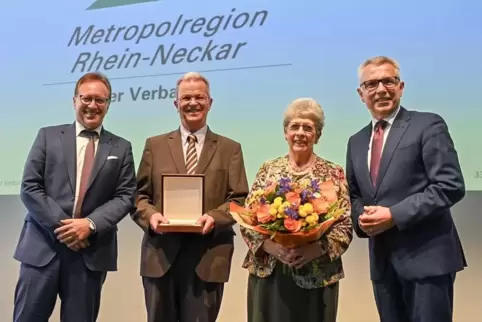 Über Parteigrenzen hinweg als Ratgeber gefragt: Manfred Schwarz (Zweiter von links) mit Verbandsdirektor Ralph Schlusche (links)