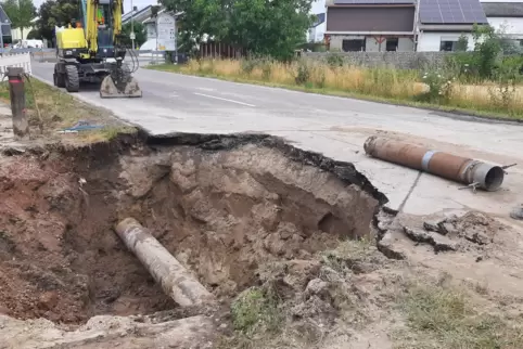  Aufgrund des Rohrbruchs musste die Straße gesperrt werden. 
