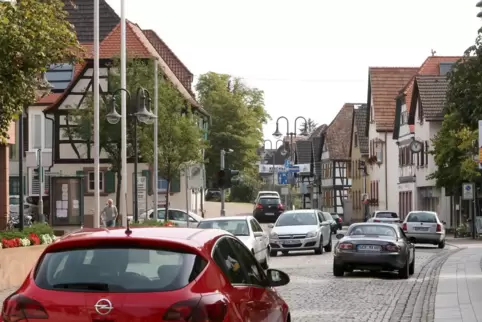 Viel Verkehr im Herxheimer Ortskern.