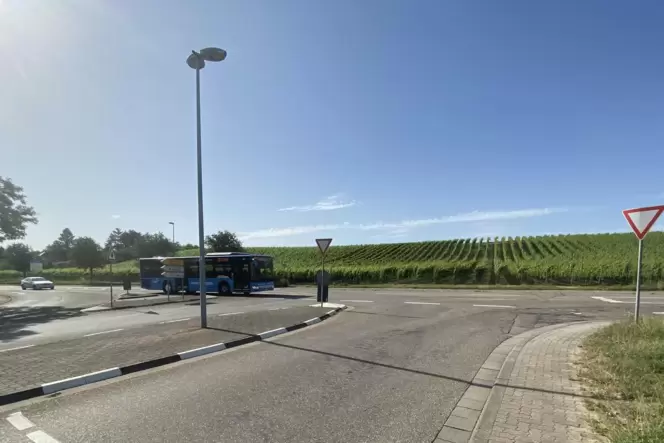 Aus Herxheimweyher kommend könnte eine abknickende Vorfahrtsstraße die Fahrzeuge am östlichen Ortseingang auf die Unmgehung lenk