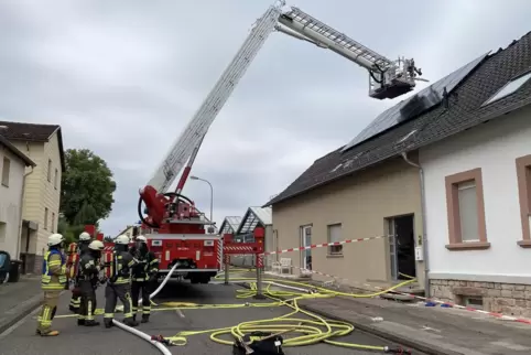 Etwa 30 Feuerwehrleute sind in der Ortsdurchfahrt von Rimschweiler im Einsatz. Etwa 30 Feuerwehrleute sind in der Ortsdurchfahrt von Rimschweiler im Einsatz.