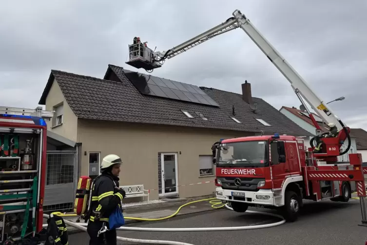 Unterst&uuml;tzt wird der Einsatz von Kameraden im Korb der Drehleiter. 