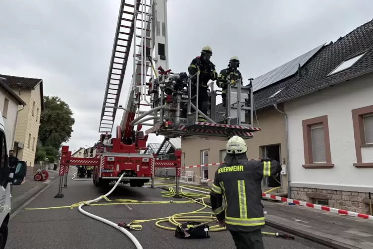 Bei den derzeitigen Au&szlig;entemperaturen sind die Feuerwehrleute in ihren schweren Monturen nicht zu beneiden. 