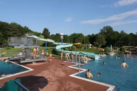 Auch im Waldschwimmbad Kandel kommen viele Besucher mit dem Auto. 