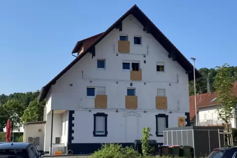 Seit Monaten sind die Balkone weg – aber niemand wisse, wie es weitergeht, kritisieren Mieter. 