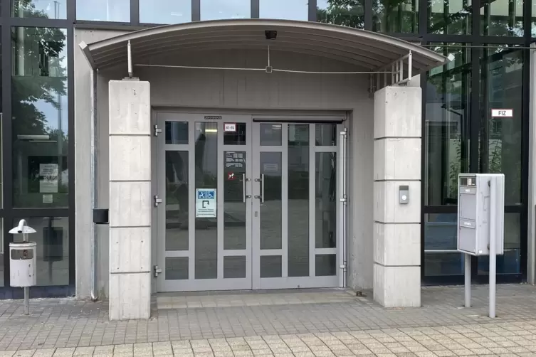 Keine Parkpl&auml;tze vor der T&uuml;r und ein defekter Aufzug: der Haupteingang der Kreisverwalltung. 