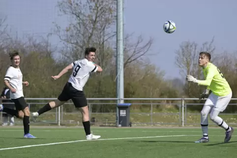 Es läuft nicht mehr: Bastian Schröter erzielt gegen den Torwart Nico Nikoloudakis vom ASV Waldsee das 1:0 für FG Mutterstadt II.