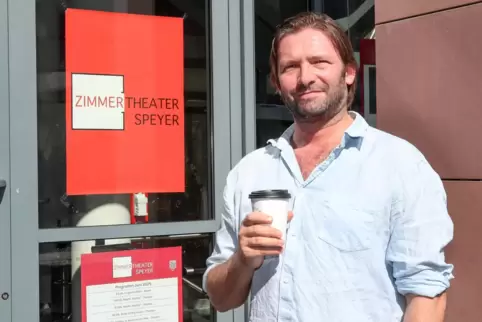 Andreas Krüger vor dem Speyerer Zimmertheater.