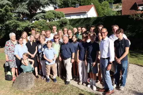 Familie Gebauer stärkt im Gartenhotel Heusser alljährlich ihr Familiennetzwerk, wie Beigeordneter Gerd Ester (CDU) im Grußwort l