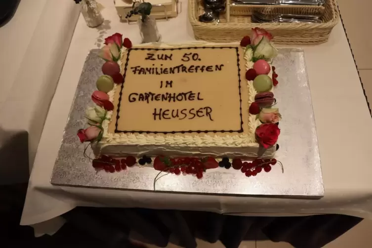 Zum Dank spendierte das Hotel zum Jubil&auml;um eine pers&ouml;nlich gestaltete Torte. 