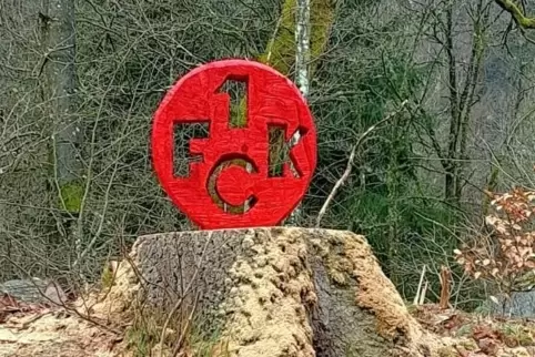 Steht zu dicht an der Straße und muss weg: das FCK-Logo von Stefan Niederlechner. 