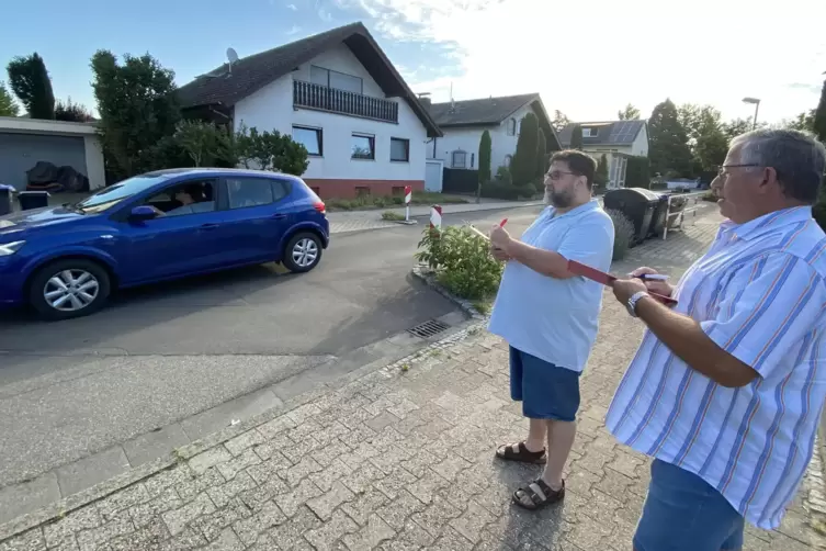 Jens Br&uuml;ckner und Egon Sch&auml;dler (rechts) vom Auto Club Europa dokumentieren mit Strichlisten das Verkehrsaufkommen vor der Grund