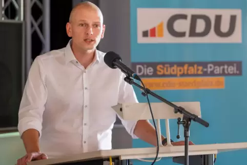 Florian bellaire bei seiner Bewerbungrede für die Direktkandidatur. 