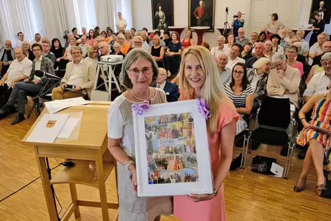 Abschiedsgeschenk: Kulturdezernentin Christina Rauch überreicht Charlotte Glück (links [nicht rechts, wie ursprünglich geschrieb