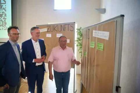 An die Zukunftswand hefteten Kreisbeigeordneter Johannes Huber, Landesinnenminister Michael Ebling und Landrat Otto Rubly (von l