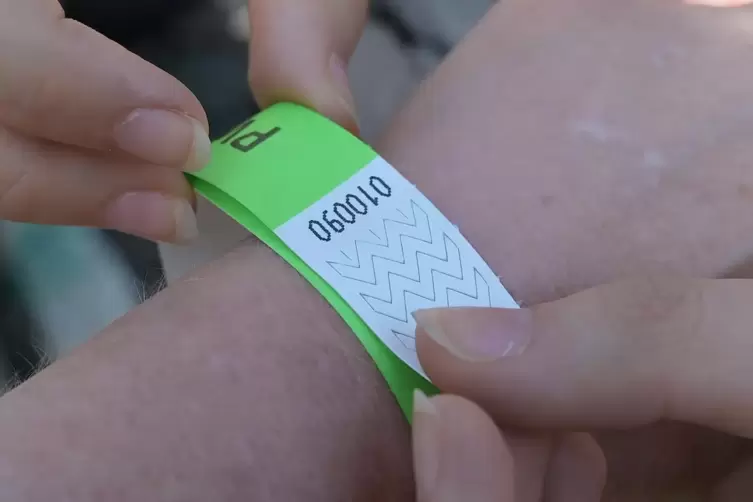 Ein gr&uuml;nes Armband kennzeichnet alle Teilnehmer.