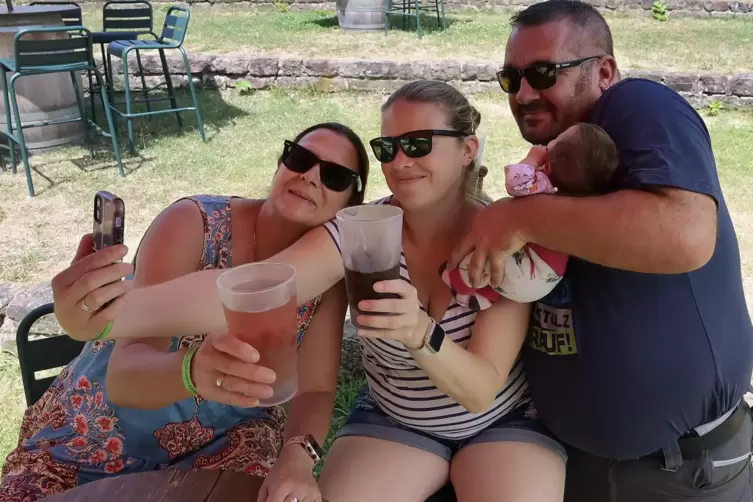 Selfie mit Emma, die mit 11 Tagen wahrscheinlich j&uuml;ngste Schorlewanderin. Von links Nicol Becker, Dominique Becker und Karsten L