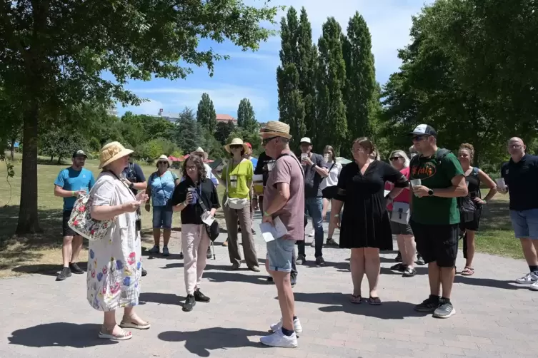 G&auml;stef&uuml;hrerin Helga Knerr zeigt den Besuchern die sch&ouml;nsten Pl&auml;tze im Strecktalpark.