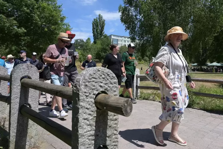 G&auml;stef&uuml;hrerin Helga Knerr zeigt den Besuchern die sch&ouml;nsten Pl&auml;tze im Strecktalpark.