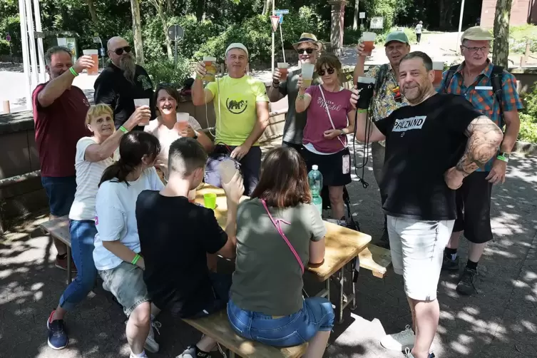 Beste Laune bei der zweiten "Auftankstation" am Carolinensaal.