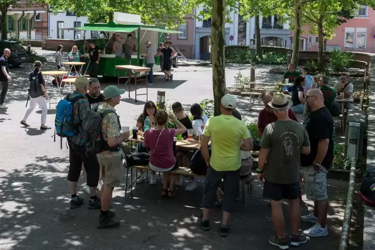 Schattenpl&auml;tze waren gefragt an der Station beim Carolinensaal. 