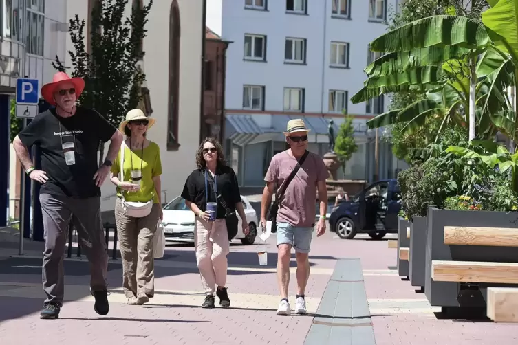 Den G&auml;sten gef&auml;llt der neu gestaltete Teil der Fu&szlig;g&auml;ngerzone mit Bananenstauden.