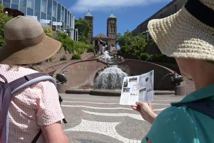 Die Route durchquert das Zentrum der Stadt mit dem Schlossbrunnen. 