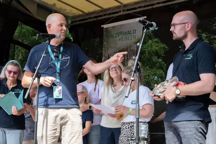 PWV-Hauptvorsitzender Martin Brandl verabschiedet Florian Bilic.