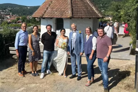 Elena Zapata Avendaño (Mitte) und Gunter Röhrig sinddas erste Paar, das sich in der Michaeliskapelle standesamtlich trauen ließ.
