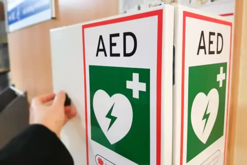 Potenzielle Lebensretter: Automatisierte externe Defibrillatoren (AED) werden zur Ersten Hilfe bei einem plötzlichen Herzstillst