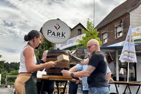 Worauf kommt es bei einem guten Fassbieranstich an? Contwigs Orstbürgermeisterin Nadine Brinette und Andreas Kurz von der Park-B