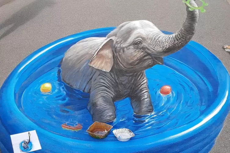 Frisch gebadet und gemalt: Die Zeichenutensilien von Nicolai Arndt liegen noch am Beckenrand.