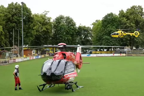 Im Einsatz: Die Rettungshubschrauber fliegen die Verletzten vom nahen Fußballplatz ins Krankenhaus.