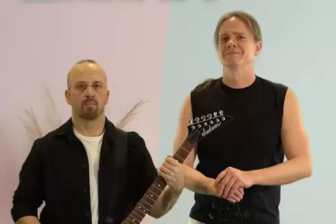 Machen melodischen Hardrock: Satin White. Das Kaiserslauterer Duoprojekt besteht aus den Musikern Frank Schnitzer (links) und Ca