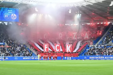 9600 Euro muss der FCK für das Abbrennen von Pyrotechnik der eigenen Fans in Karlsruhe zahlen.