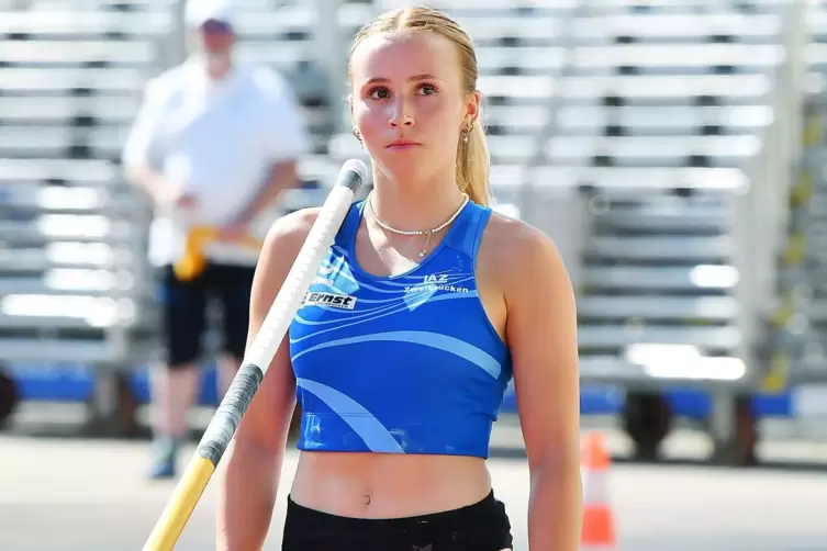 Stabhochspringerin Paula Legner (LAZ Zweibr&uuml;cken) beobachtet vor ihrem Anlauf beim DM-Wettkampf der U23-Altersklasse am Samstag 