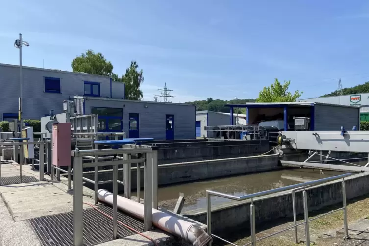 Vorkl&auml;rbecken und Betriebsgeb&auml;ude. 