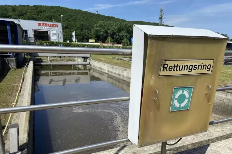 Nicht untersch&auml;tzen: Die Becken in der Kl&auml;ranlage sind teils ganz sch&ouml;n tief. 
