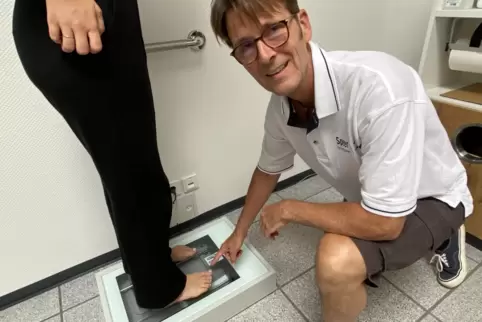 Holger Speer scannt die Füße einer Patientin ein, um die Daten für eine Einlage zu ermitteln. Holger Speer scannt die Füße einer Patientin ein, um die Daten für eine Einlage zu ermitteln.