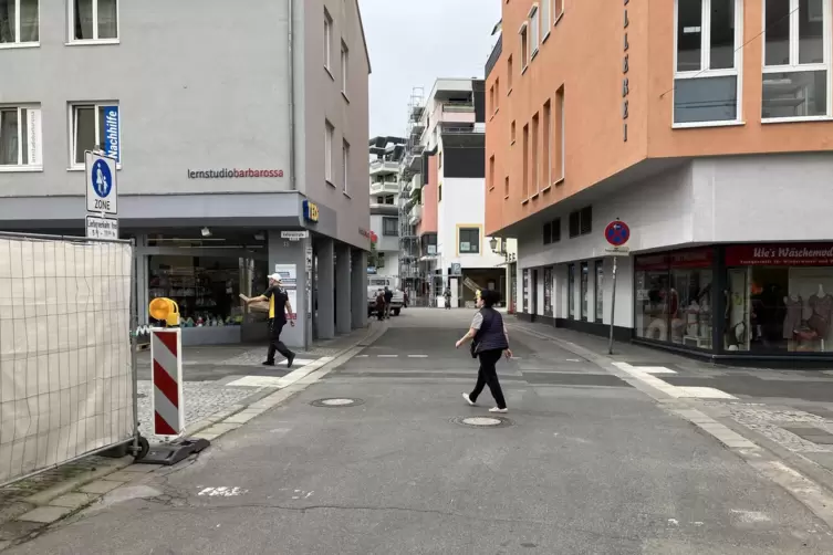 Die Kreuzung Kellereistra&szlig;e/Laustergasse muss zeitweise voll gesperrt werden. Die Klemmhof-Tiefgarage (im Hintergrund) ist hier&uuml;